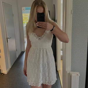 Klänning  - Vit söt klänning i spets som passar perfekt till studenten/skolavslutning. Säljer pågrund av att den är för kort för mig ( är 180) men är annars använd en gång.