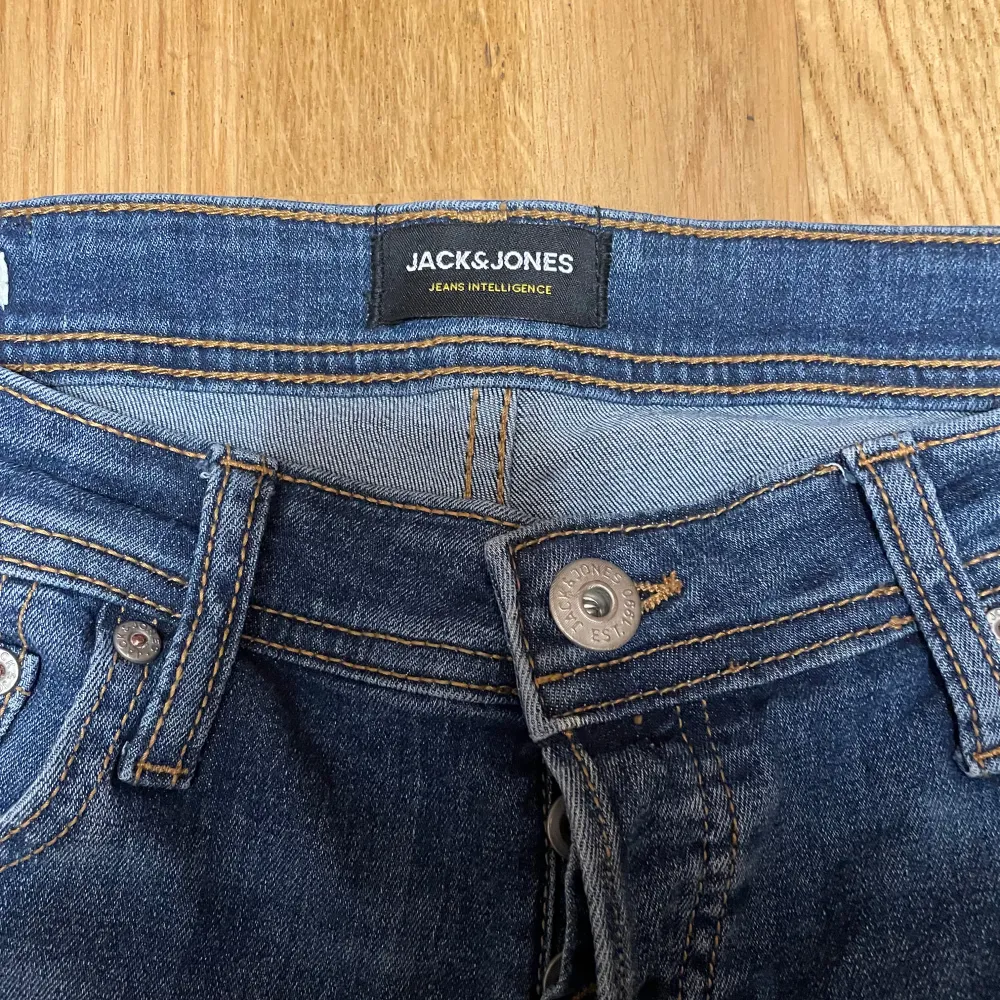 Ett par Jack and Jones jeans som är helt ny och fräsch. Storlek 32/32. Jeans & Byxor.