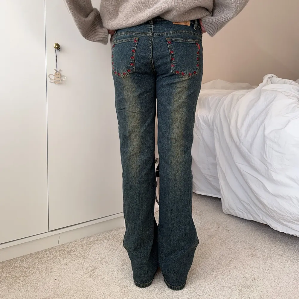 Såå coola bootcut jeans. Passar som storlek s/m 37cm över midjan och 78cm i innerbenet, men står XL inuti❤️ coola detaljer på framsidan och på bakfickorna. Jeans & Byxor.