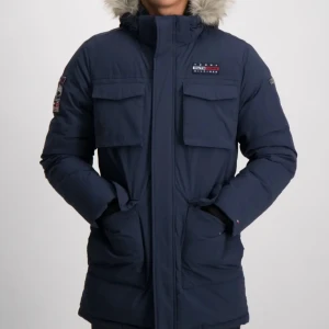 Mörkblå parkajacka från Tommy Hilfiger - Säljer en helt ny mörkblå dunparkajacka från Tommy Hilfiger. Jackan är tyvärr för stor och returtiden har gått ut. Jackan har en mysig pälsfodrad huva och flera praktiska fickor. Perfekt för kalla vinterdagar. Den har en stilren design med broderade detaljer och en dragkedja framtill. Nypris 2 399 kr. Inköpt på kidsbrandstore. 