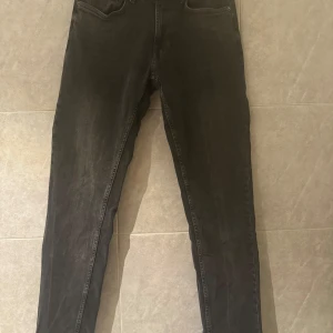 Svarta jeans från Zara - Säljer ett par svarta jeans från Zara. Storlek på tredje bilden Jeansen är i bra skick och har en klassisk design med fem fickor och knappgylf.