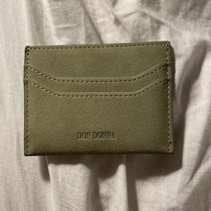 Grön plånbok  - Snygg och stilren grön plånbok i mocka. Inga slitage och nästan helt ny. Får inte användning av den då jag har en annan💗