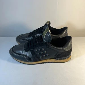 Valentino rockrunner - Säljer dessa stilrena valentino rockrunners | Pris: 1999kr | storlek: 43, passar 44 | skick: 7/10, några nitar på sidan saknas | har du fler frågor eller funderingar är det bara att skriva 😀👍✅