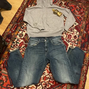 Blå jeans från Replay - Säljer ett par snygga blå jeans från Replay i bra skick. De har en klassisk femficksdesign och en snygg tvätt som ger en cool look. Perfekta för både vardag och fest! 🕺Replay jeansen sitter perfekt 👌 för dig inte vill att det ska sitta helt slim fit men inte heller för baggy utan en perfekt kombination. Jeansen passar längden 165-175 alltså ganska stor variation p.g.a den passform. Byxorna sitter även perfekt om man vid ha dem till uggs👟Skick 10:9,2. Priset är ej hugget i sten🤝😀