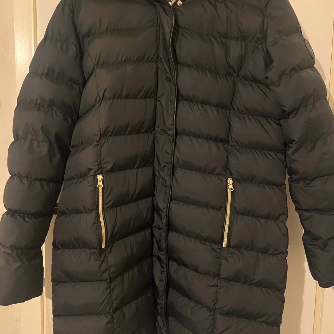 Svart dunjacka med pälskrage