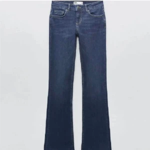 zara jeans  - Så snygga mörkblå zara jeans som är low/mid waist o så dina på. dom är i den äldre modellen alltså de som är med low än de som säljs nu på zara. så dina och bra skick 