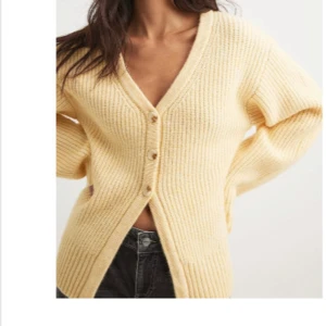 Gul stickad kofta från NA-KD - Mysig gul stickad kofta från NA-KD i mycket bra skick. Älskar denna men har för mycket kläder💓 Jättebra skick. Storlek M, sitter bra på mig som är S. Nypris 499