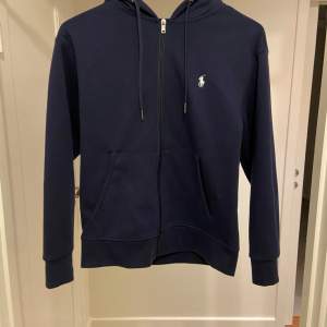 Säljer en snygg mörkblå hoodie från Ralph Lauren i storlek S. Nypris ligger på ca 2300. Bara att skriva vid frågor. Mvh Viggo