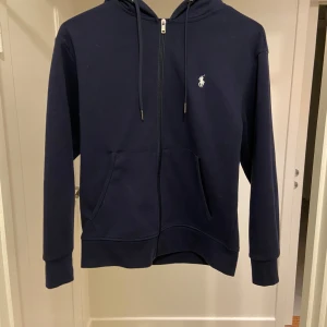 Mörkblå hoodie från Ralph Lauren - Säljer en snygg mörkblå hoodie från Ralph Lauren i storlek S. Nypris ligger på ca 2300. Bara att skriva vid frågor. Mvh Viggo