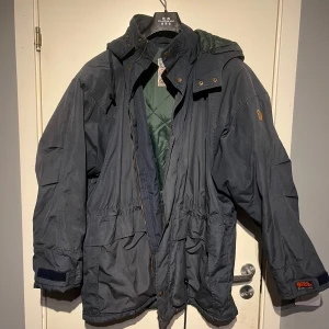Fjällräven vinterjacka  - En schysst vinterjacka från fjällräven! Perfekt för vandringen eller när det är riktigt kyligt ute!