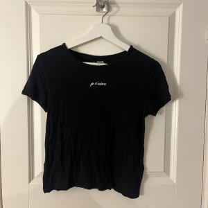 Svart T-shirt  - En svart T-shirt med text i storlek S💞