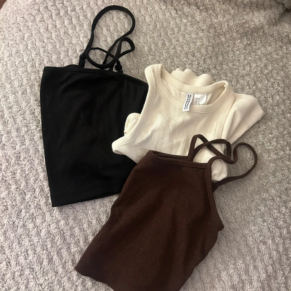 5 olika linnen i storlek S. Knappt använda Bild 1 - 1 basic svart & brunt croppat linne från shein, beige linne från h&m Bild 2 - röd body från Nelly, aldrig använt Bild 3 - oanvänt linne från shein. Toppar.