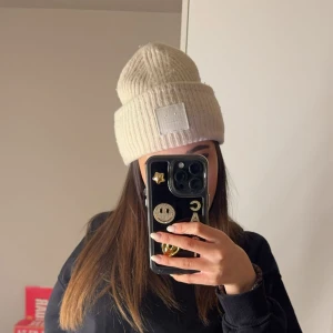Acne mössa - Säljer en superfin beige mössa från acne, kommer inte till användning där av säljer jag den🥰