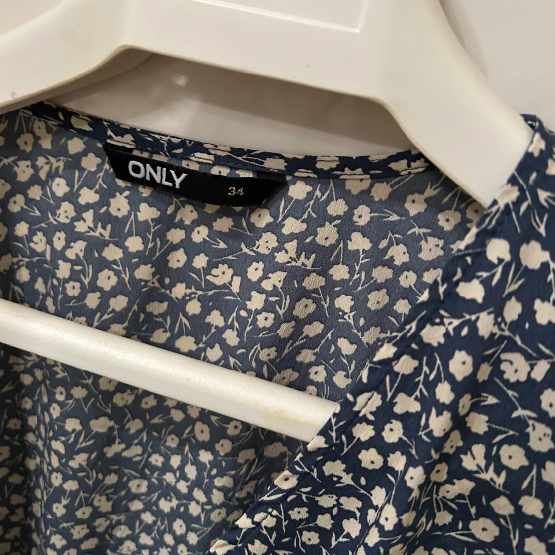 Blommig omlottklänning från ONLY - 91