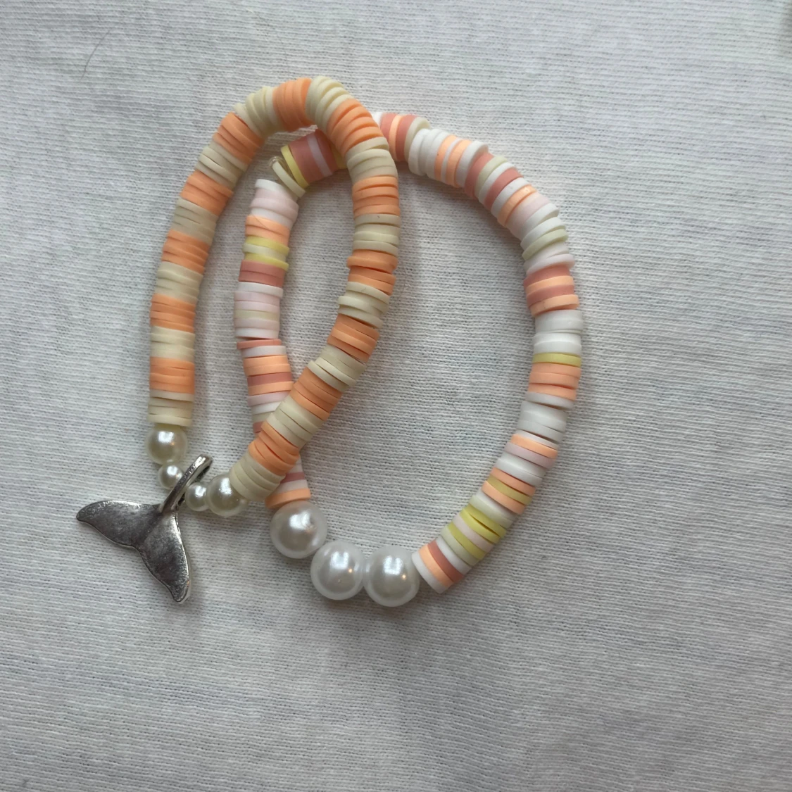 Färgglatt armband med pärlor och berlock