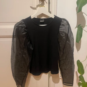 Svart topp med snygga ärmar - Snygg svart topp från Gina Tricot med ”puffiga” långa ärmar. Perfekt till julafton, nyår eller för fest!💗Materialet i mitten är väldigt mjuk och stretchig som känns skönt mot huden. TRYCK INTE PÅ KÖP NU(kontakta mig vid intresse)‼️Kontakta mig vid frågor!💕