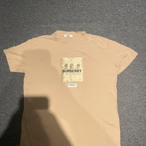 Burberry tröja  - Säljer min burberry tröja då den inte används längre och är i gott skick. Tröjan har inga hål eller fläckar mm och är i storlek XL men passar för storlek L. Tröjan är köpt utomlands. 