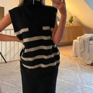 Stickad väst med polokrage - Stickad väst med polokrage i fint skick. Inga skador eller fläckar.☺️