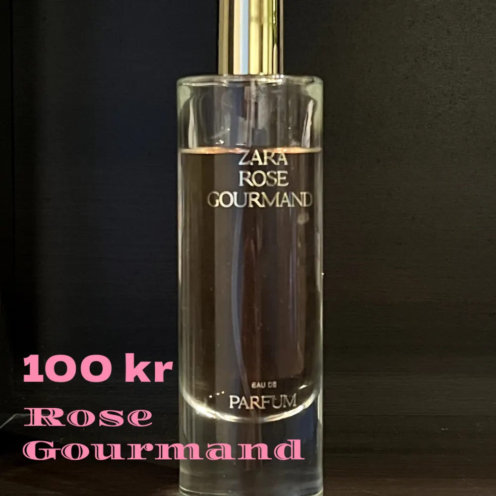 Säljer en elegant Zara Rose Gourmand parfym för att den inte kommer till användning. Doften har toppnoter av ros, mellannoter av amber och basnoter av vanilj. Perfekt för dig som älskar en blommig och söt doft med en hint av pudrighet. OBS, Fraktkostnad tillkommer!. Parfym.