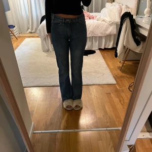 Acne jeans - Säljer dessa super snygga bootcut jeansen från acne i mycket fint skick. Köpta secondhand. Jag är 163 och de passar mig perfekt i längden, Innerbenslängden är 75 cm och måttet rakt över är 36 cm. Skulle säga att de passar en liten 34:a🫶🏻