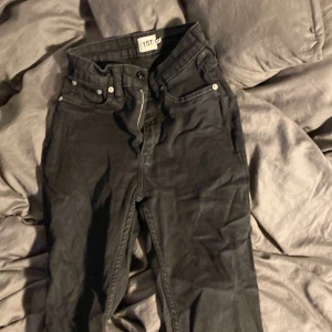 Svarta jeans från 157 - Säljer ett par svarta skinny jeans från 157 i storlek S som är högmidjade. De har en klassisk design med knappar och dragkedja framtill. Perfekta för både vardag och fest! 🖤