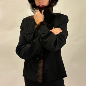 Svart jacka med pälsdetaljer - Säljer en elegant svart jacka med snygga pälsdetaljer vid krage och ärmslut. Jackan har knappar framtill och en stilren design som passar perfekt för höst och vinter. Den är långärmad och ger en lyxig känsla. Perfekt för att hålla sig varm och stilig!