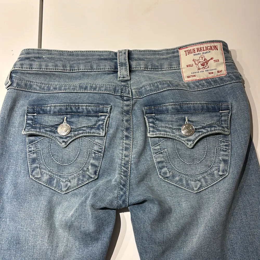 säljer mina eftertraktade och helt slutsålda true religion jeans endast använda en gång. 💘 köpta för 1300kr på nelly modell joey ‼️andra bilden är från nellys hemsida‼️. Jeans & Byxor.