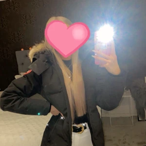 Svart Chelsea Parka från Canada Goose - Säljer en snygg och varm svart Chelsea Parka från Canada Goose. Jackan har en stilren design med pälskantad huva och är perfekt för kalla vinterdagar. Den är långärmad och har en praktisk dragkedja framtill. Perfekt för dig som vill hålla stilen i vinterkylan!pris går att diskutera🤎