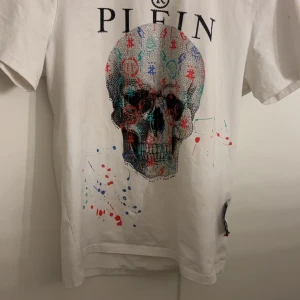 Vit t-shirt med dödskalle från Philipp Plein - Märkesdetaljer syns både på insidan och utsidan.  Storlek m men passar även mig som har s. Använd 3ggr. Nypris 14.350kr 
