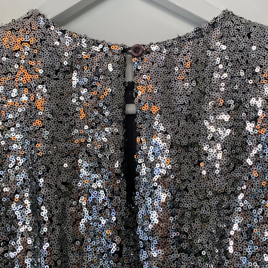 Glittrig silverklänning från How to Kiss a Frog - 93