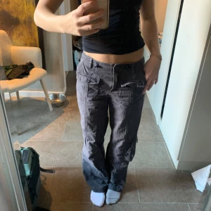Grå cargobyxor från Brandy Melville - Säljer ett par skitsnygga grå cargobyxor från Brandy Melville.  Lågmidjade och passar mig som 163 i längden perfekt! 