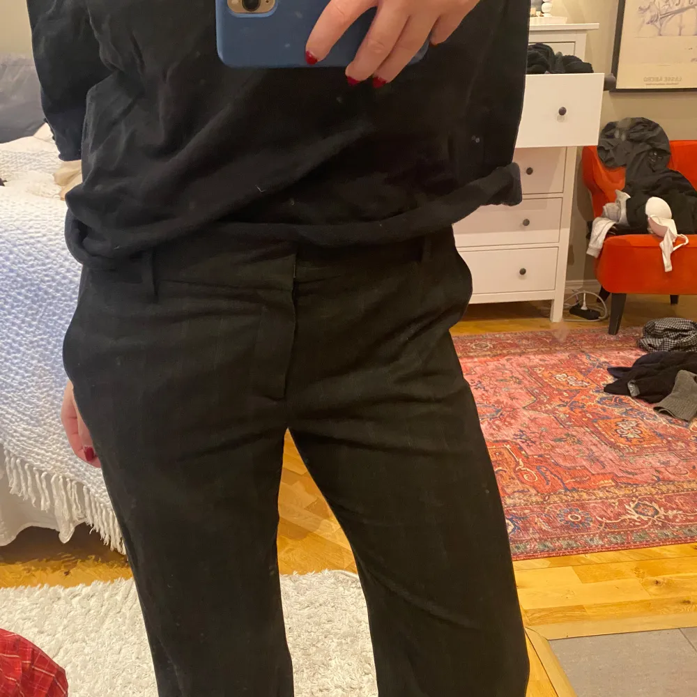 Svarta kostymbyxor med tunna ränder. Från zara. Långa. Bootcut/straight passform. . Farkut & Housut.