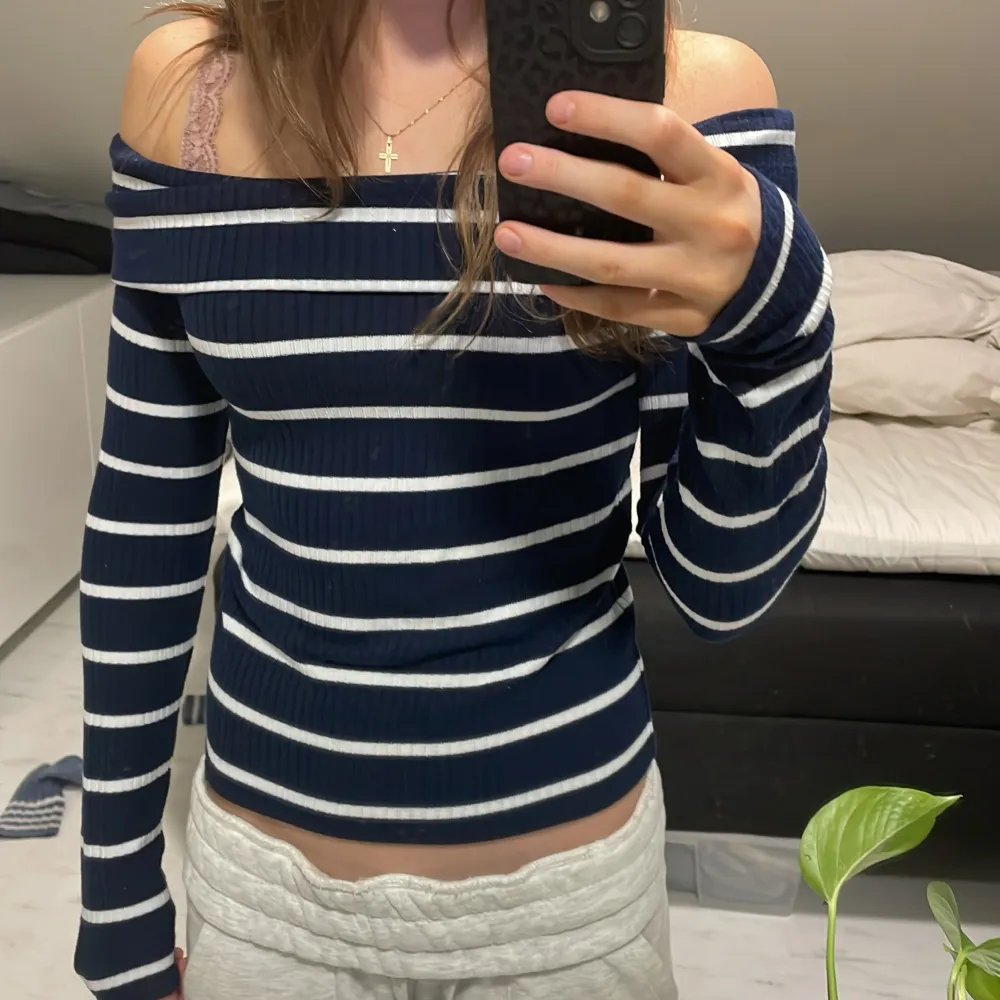 Selling a longsleeve off the shoulder top from stradivarius.đ A really good looking top and in a very good conditionđ. Puserot.