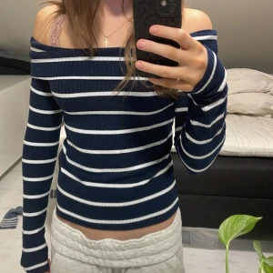 Off the shoulder shirt - Selling a longsleeve off the shoulder top from stradivarius.💖 A really good looking top and in a very good condition💗
