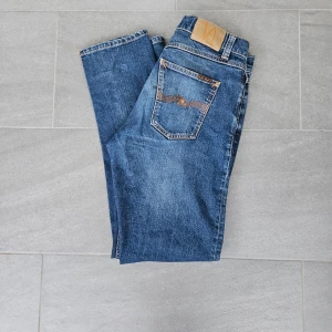 Blå jeans från Nudie  - Säljer ett par snygga blå jeans från Nudie Jeans i storlek 29x32.| Mycket bra skick.|Modell: steady eddie.| Nypris 2000kr Mitt 350kr