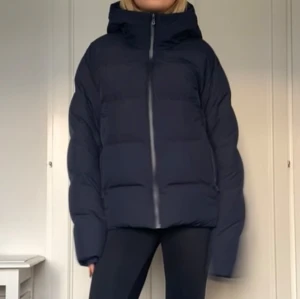 Mörkblå pufferjacka Uniqlo - Säljer min snygga mörkblå pufferjacka från Uniqlo som är perfekt för vintern! Jackan har dragkedja framtill och en stor luva! Köpte den för precis ett år sedan och den är använd mellan december 2023 och mars 2024, så därför mycket bra skick🫶🏼 Perfekt för kalla dagar ute i snön! Nypris är 1799kr och säljer för 1199kr, kan tänka mig gå ner i pris vid seriöst köp och snabb affär