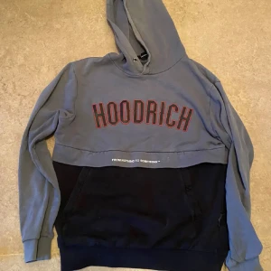  Hoodrich - Säljer en snygg hoodie från Hoodrich. Den har en stor logga på bröstet. Perfekt för en casual look eller att mysa i hemma. Passar bra. Nypris 850kr Snabbpris 400kr allvarliga köpare!! 