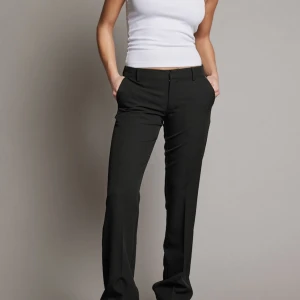 Svarta kostymbyxor - Snygga svarta kostymbyxor i normal passform. De har en klassisk design med dragkedja och knappar framtill.  Hör av er vid frågor🩷