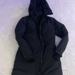 Canada gosse parka  - Säljer en canada gosse peka, perfekt för kalla vinterdagar. Jackan har dragkedja och knappar framtill för extra skydd mot kyla. Den är i mycket bra skick och har en klassisk stil som passar till det mesta. Storleken är dam M. (Pris kan diskuteras)