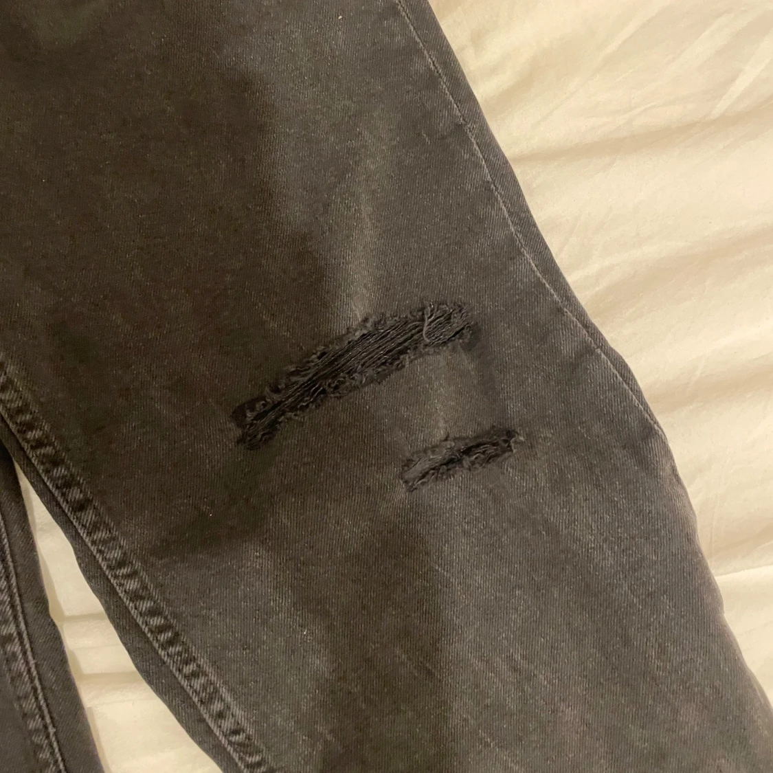 Svarta jeans med slitningar - 92