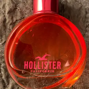 Säljer en snygg röd parfymflaska från Hollister, California. Flaskan är rund med en cool design och har en kapacitet på 50 ml. Perfekt för att ge en fräsch doft och stil till din dagliga rutin. Locket är i en matchande röd nyans. Passa på att köpa denna doft! Det är 75% kvar! 