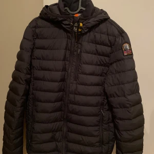 Grå dunjacka från Parajumpers - Säljer en grå dunjacka från Parajumpers i storlek L. Jackan är superlätt och perfekt för kyliga dagar. 9/10 skick, skriv gärna för fler frågor eller bilder!