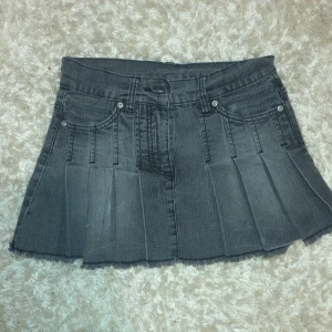 Grå jeanskjol - Säljer en superfin grå jeanskjol i kort modell. Passar perfekt med en t-shirt eller en stickad tröja. Mycket bra skick och använd fåtal gånger. Storlek140 men passarmig som har 158 .Pris kan diskuteras.🩷🥰