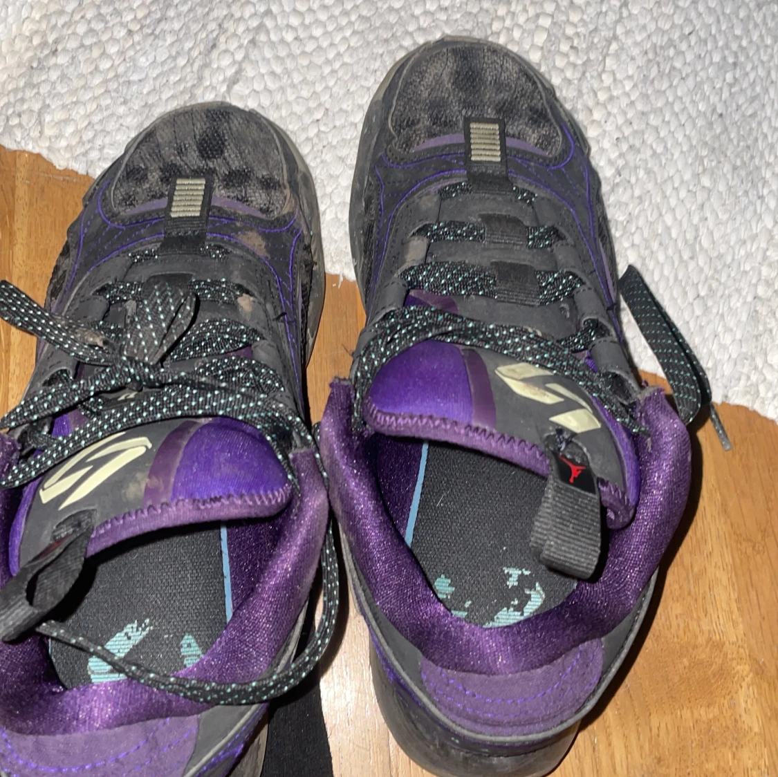 Svarta och lila sneakers