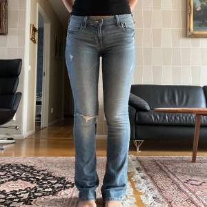 Blåa hollister jeans med slitningar strl. W25