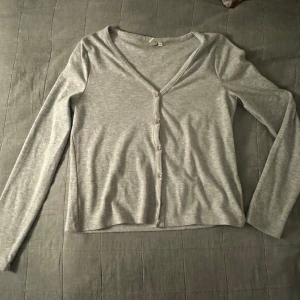 Grå kofta - Super mysig tunn grå kofta!!