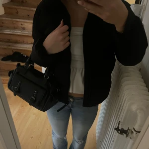 Svart vinterjacka  - En svart vinterjacka i jätte bra skick i storlek xs💞