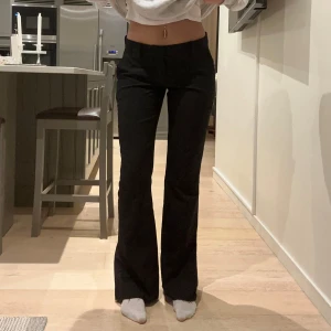 Svarta kostymbyxor - Säljer ett par svarta kostymbyxor med slits från bikbok då de tyvärr inte kommer till användning längre! De är i storlek 38. Jag har sprättat ner dem vid fötterna så de ska passa mig som är 173! Man ser trådar som lätt kan klippas bort🙌🏼