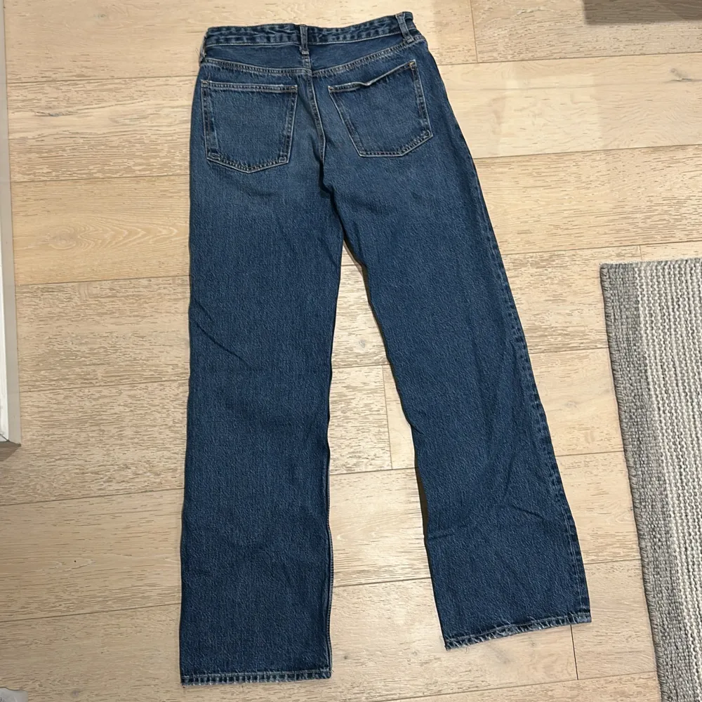 Säljer mina skit snygga Zara jeans som tyvärr inte kommer till användning! De är i storlek 38 och passar mig super bra i längd som är 173! Dem är i nyskick och pris går att diskuteras🙌🏼. Jeans & Byxor.