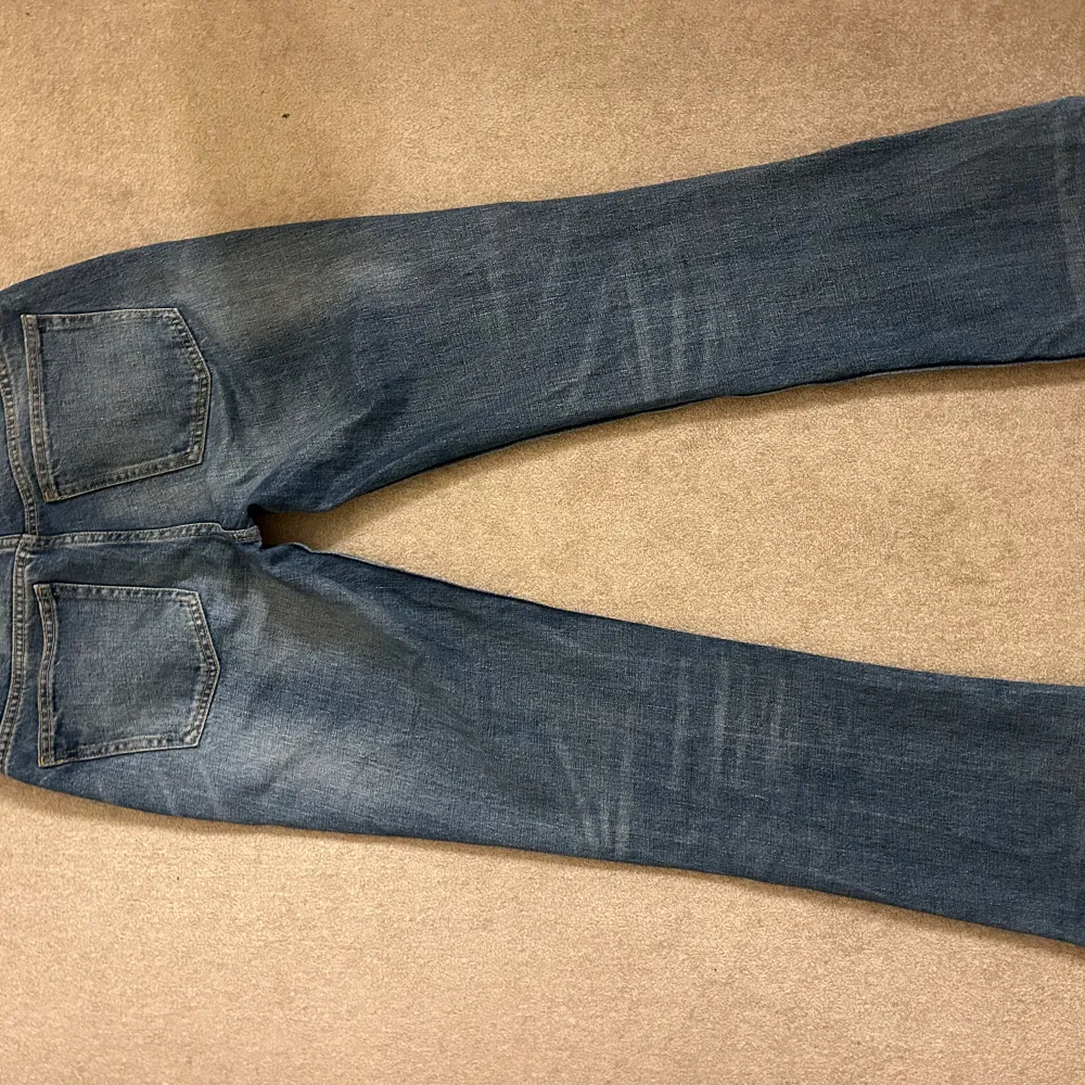 Jättefina jeans från Zara i bra skick! Sparsamt använda med inga defekter. Storlek 38 och långa i benen! Dock lite korta för mig som är 180cm men passar någon 175 och under☺️ Bootcut modell och midwaist. Jeans & Byxor.